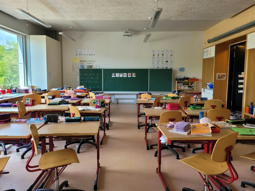 A classroom filled with lots of desks and chairs